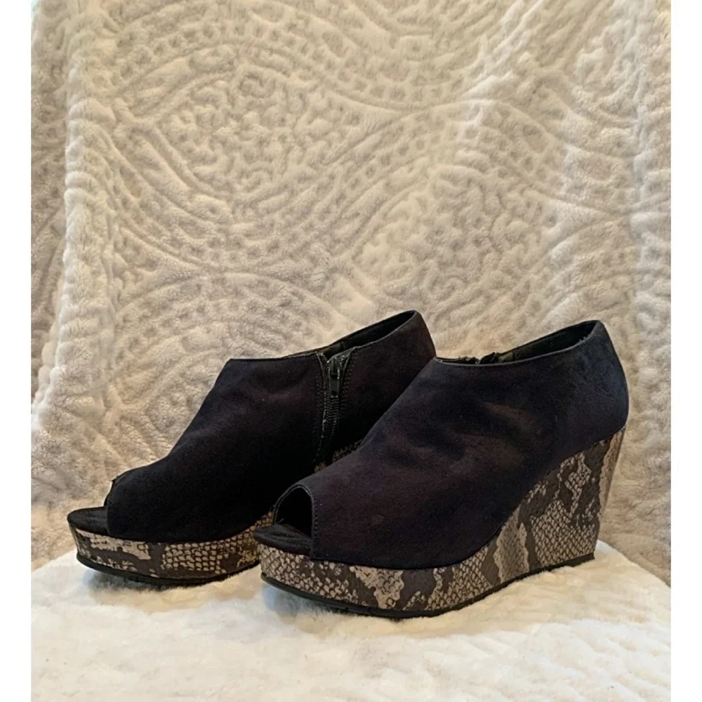 ATTENTION Sz 8.5M Faux Black Suede & Snakeskin Peep Toe Platforms